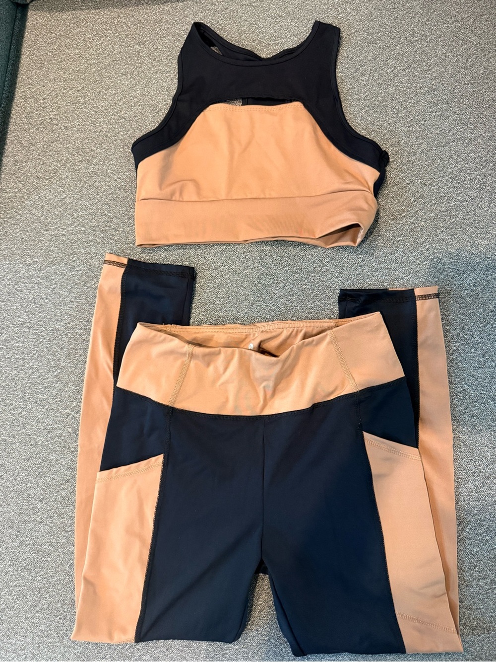 High-Waist Two-Piece Legging & Sports Bra Set - Black & Tan